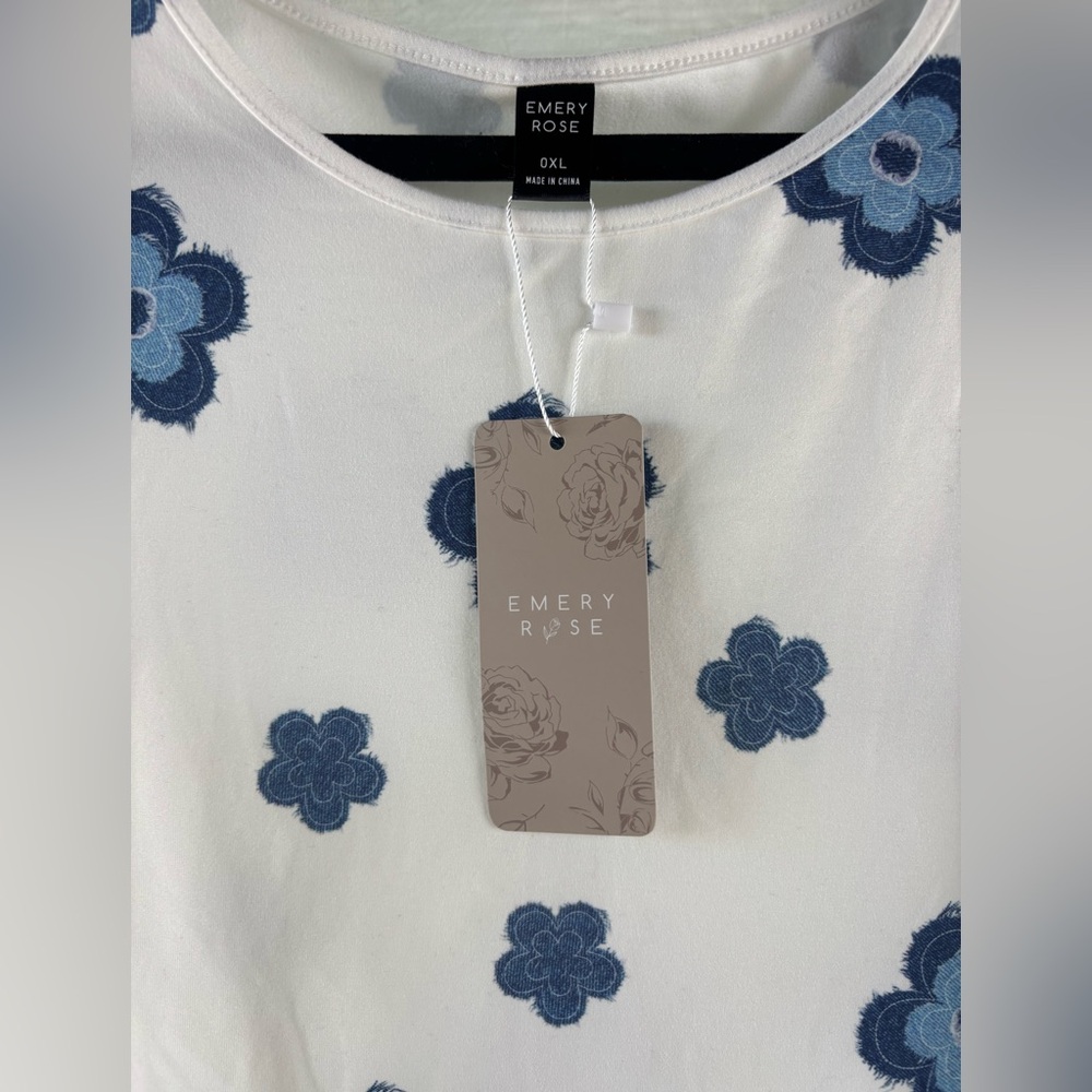 NWT Emery Rose Sleeveless Tank – White with Blue Floral Accents (0XL) - Picture 4 of 5